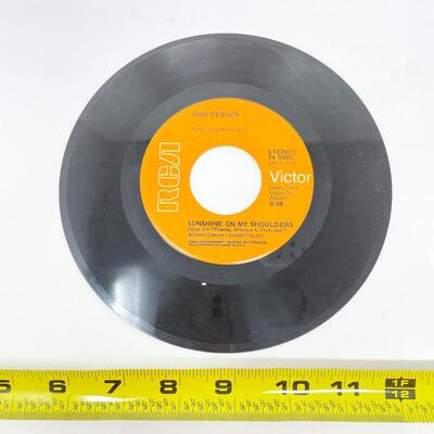 1973 45 RPM JOHN DENVER â€œIâ€™D RATHER BE A COWBOY/SUNSHINE ON MY SHOULDERSâ€ VINYL RECORD SINGLE
