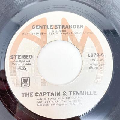 1975 THE CAPTAIN & TENNILLE 1672-S â€œLOVE WILL KEEP US TOGETHER/GENTLE STRANGERâ€ VINYL RECORD SINGLE