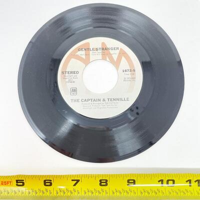 1975 THE CAPTAIN & TENNILLE 1672-S â€œLOVE WILL KEEP US TOGETHER/GENTLE STRANGERâ€ VINYL RECORD SINGLE