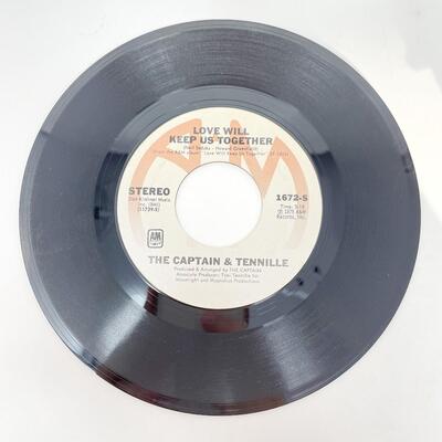 1975 THE CAPTAIN & TENNILLE 1672-S â€œLOVE WILL KEEP US TOGETHER/GENTLE STRANGERâ€ VINYL RECORD SINGLE