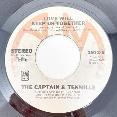 1975 THE CAPTAIN & TENNILLE 1672-S â€œLOVE WILL KEEP US TOGETHER/GENTLE STRANGERâ€ VINYL RECORD SINGLE