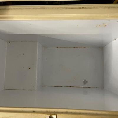 D5 deep freezer, seal needs cleaning and top lining is sagging, but works well. 21.5 d, 41â€ w, 34.5 tall