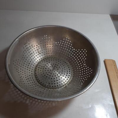 Vintage 9in aluminum Collander