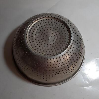 Vintage 9in aluminum Collander