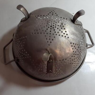 Vintage 9in star aluminum collander