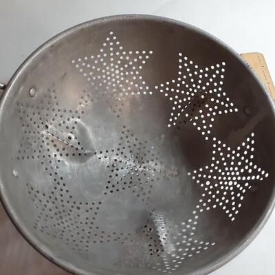 Vintage 9in star aluminum collander
