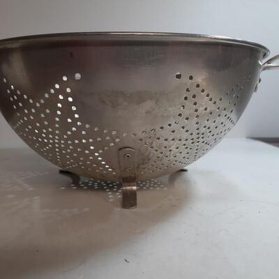 Vintage 11in star collander