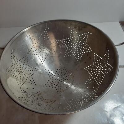 Vintage 11in star collander