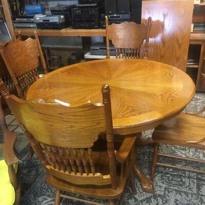 Very very nice oak tale and chairs
