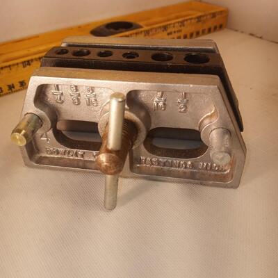 ts2866 - Vintage 1981, dowl it clamp