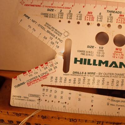 ts2872 - RARE HILLMAN HARDWARE GAUGE - BOLTS NUTS SCREWS BITS TUBING WIRE. FITTINGS
