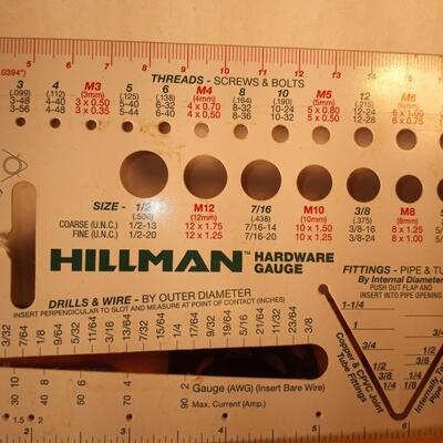 ts2872 - RARE HILLMAN HARDWARE GAUGE - BOLTS NUTS SCREWS BITS TUBING WIRE. FITTINGS