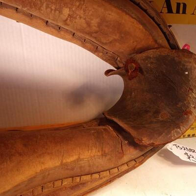 ts2882 - Vintage leather horse collar in VERY good condidtion