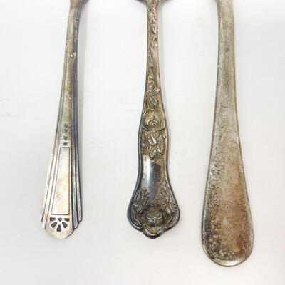 ANTIQUE ASSORTED SILVERPLATE FLATWARE BUNDLE