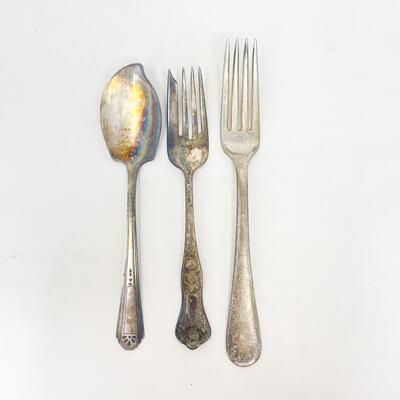 ANTIQUE ASSORTED SILVERPLATE FLATWARE BUNDLE
