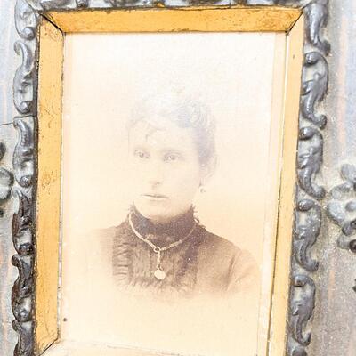 ANTIQUE FRAMED PORTRAITS OF MAN & WOMAN