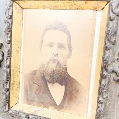 ANTIQUE FRAMED PORTRAITS OF MAN & WOMAN