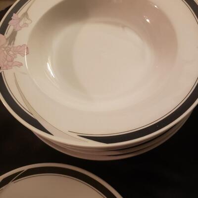 Lynn's fine China 25 piece lot Pink snapped dragons