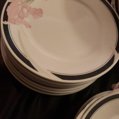 Lynn's fine China 25 piece lot Pink snapped dragons