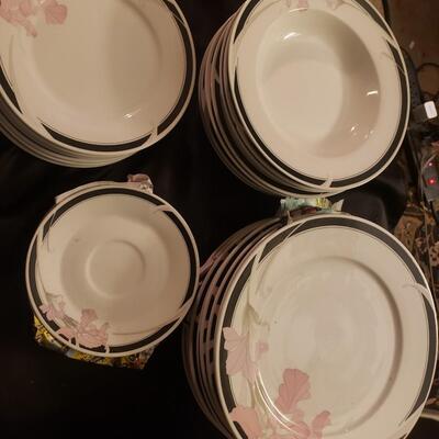 Lynn's fine China 25 piece lot Pink snapped dragons