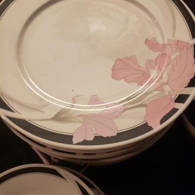 Lynn's fine China 25 piece lot Pink snapped dragons
