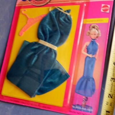 LOT 10  BARBIE OUTFIT MINT ON CARD