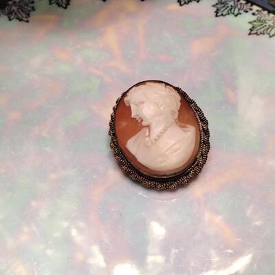 Left facing real cameo beauty brooch/pendant
