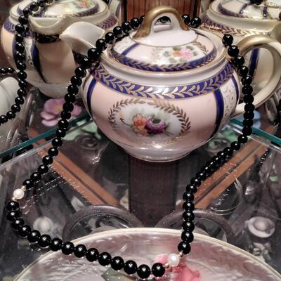 Rare Black onyx necklace with 2 white pearls 17