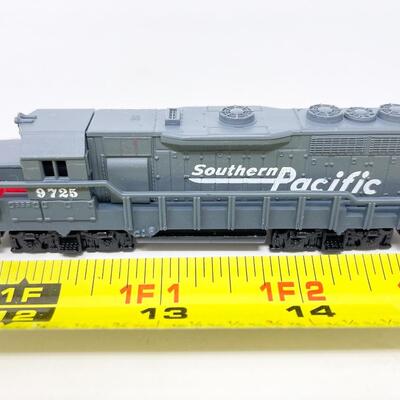 N-SCALE SOUTHERN PACIFIC 9725 MODEL LOCOMOTIVE