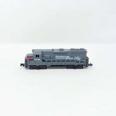N-SCALE SOUTHERN PACIFIC 9725 MODEL LOCOMOTIVE