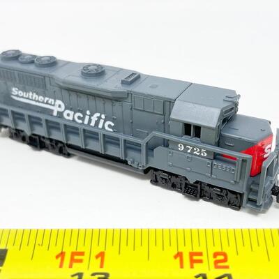 N-SCALE SOUTHERN PACIFIC 9725 MODEL LOCOMOTIVE
