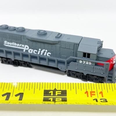 N-SCALE SOUTHERN PACIFIC 9725 MODEL LOCOMOTIVE #2