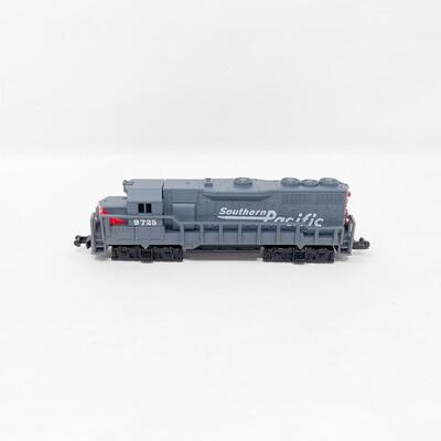 N-SCALE SOUTHERN PACIFIC 9725 MODEL LOCOMOTIVE #2