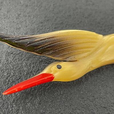 VINTAGE DEPOSE CARVED STORK BIRD BROOCH W/ TROMBONE CLASP