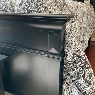Bassett Furniture Queen Black Bedframe inc Headboard Footboard and Siderails