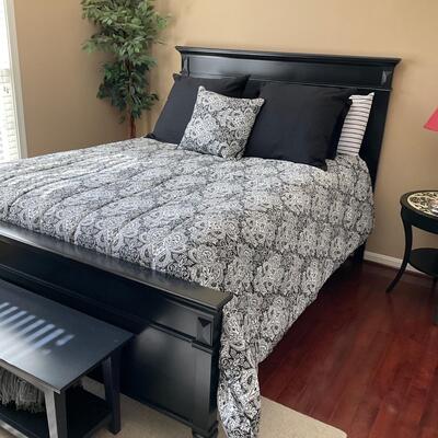 Bassett Furniture Queen Black Bedframe inc Headboard Footboard and Siderails