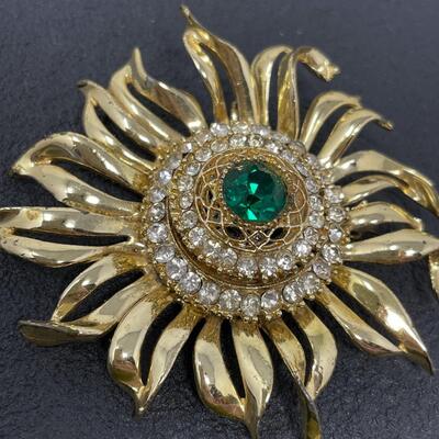 VINTAGE RHINESTONE & GOLD TONED BROOCH W/ GREEN GEM