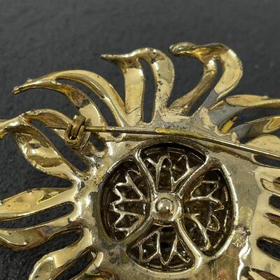 VINTAGE RHINESTONE & GOLD TONED BROOCH W/ GREEN GEM