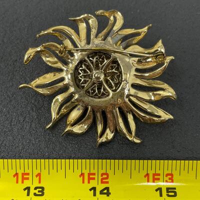 VINTAGE RHINESTONE & GOLD TONED BROOCH W/ GREEN GEM