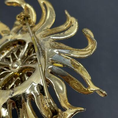 VINTAGE RHINESTONE & GOLD TONED BROOCH W/ GREEN GEM