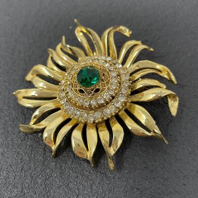 VINTAGE RHINESTONE & GOLD TONED BROOCH W/ GREEN GEM