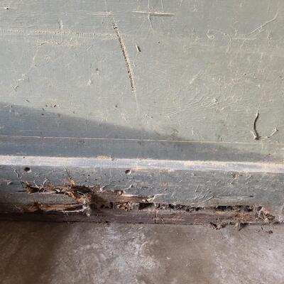 ANTIQUE JOURNEYMAN TRUNK WITH EXTRAS