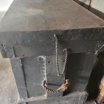 ANTIQUE JOURNEYMAN TRUNK WITH EXTRAS