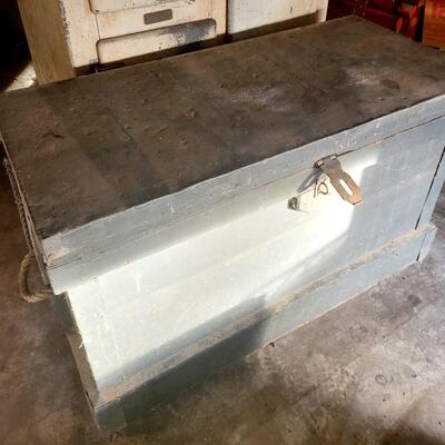 ANTIQUE JOURNEYMAN TRUNK WITH EXTRAS