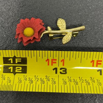 RED DAISY METAL BROOCH