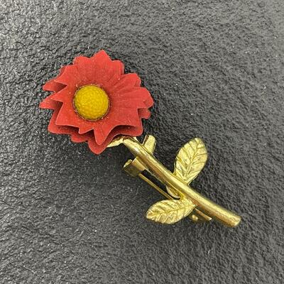 RED DAISY METAL BROOCH