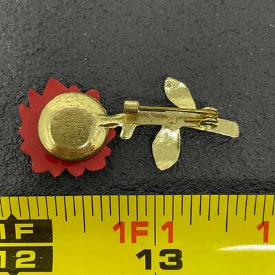 RED DAISY METAL BROOCH