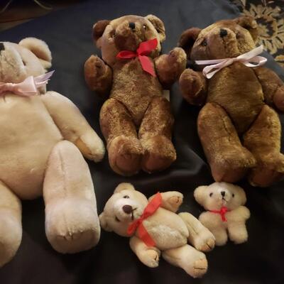 lot of 5 great Western bears moving parts on these stuffed animals