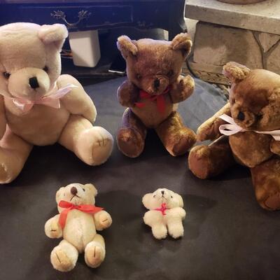 lot of 5 great Western bears moving parts on these stuffed animals