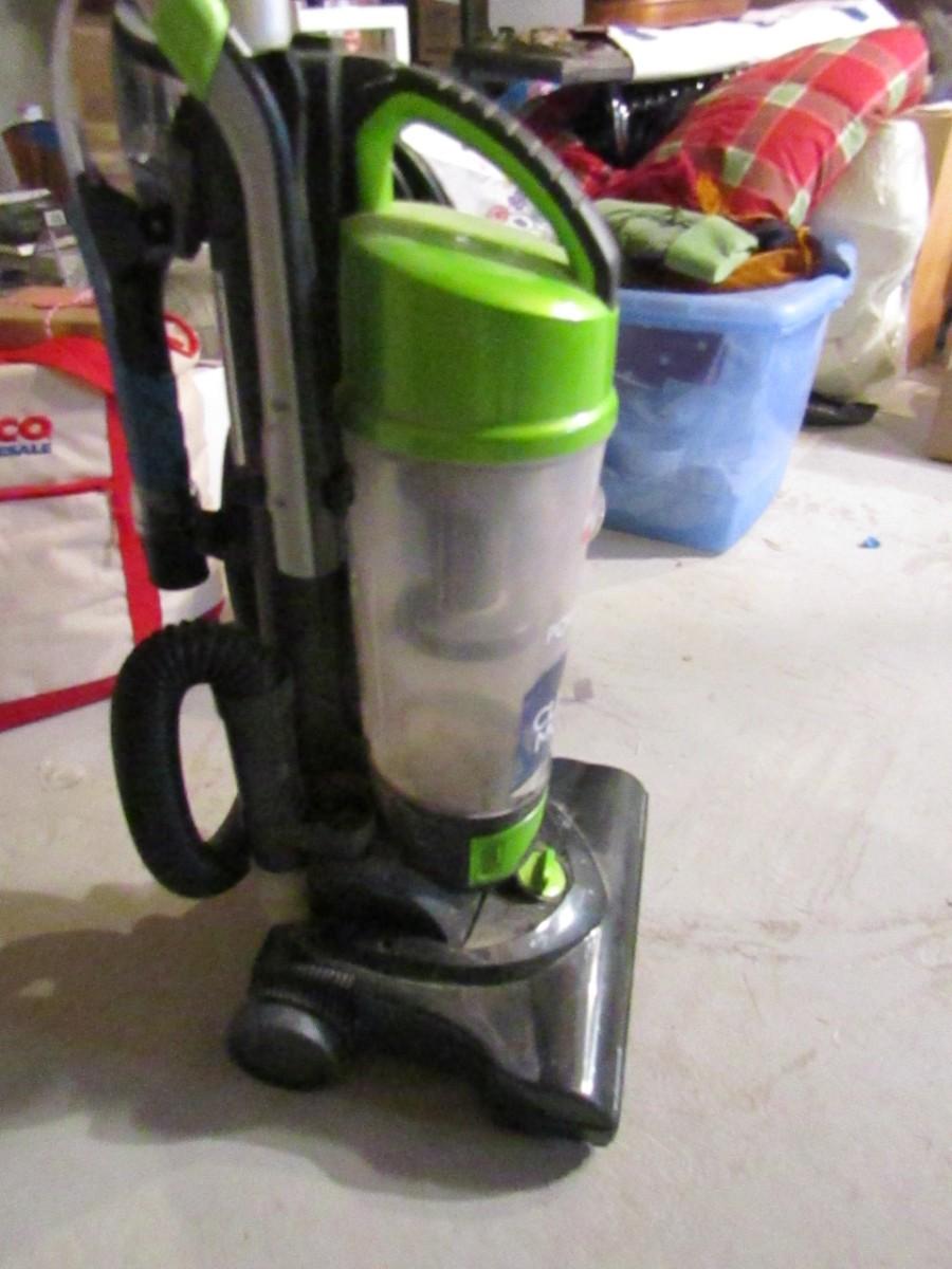 LOT 81 BISSELL POWER TRAK BAGLESS VACUUM | EstateSales.org